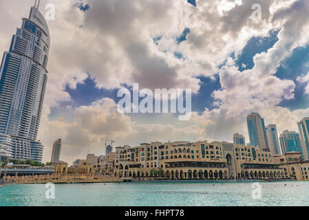 Dubai, Vereinigte Arabische Emirate - 2. Dezember 2014: Commercial Center Souk Al Bahar und Adresse das Hotel, in der Nähe von das höchste Gebäude in th Stockfoto