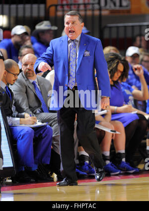 25. Februar 2016 Cheftrainer Middle Tennessee Lady Raiders Rick Insell der Ref nach einem Anruf während eine NCAA Frauen Basketball-Spiel zwischen den MTSU Lady Blue Raiders Vs Western Kentucky Lady Topper in E. A. Diddle Arena in Bowling Green Kentucky (Fotos von Steve Roberts/Cal Sport Media schreit Stockfoto