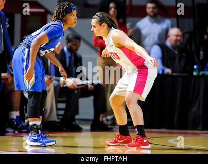25. Februar 2016 Western Kentucky Lady Topper Wache Sidnee Bopp (3) kommt ihm sperren Middle Tennessee Lady Raiders bewachen Ty Petty (20) während eine NCAA Frauen Basketball-Spiel zwischen den MTSU Lady Blue Raiders Vs Western Kentucky Lady Topper in E. A. Diddle Arena in Bowling Green Kentucky (Fotos von Steve Roberts/Cal Sport Media Stockfoto