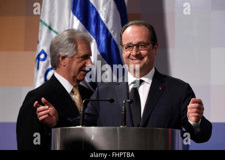 Montevideo, Uruguay. 25. Februar 2016. Uruguays Präsident Tabaré Vázquez (zurück) und sein französischer Amtskollege Francois Hollande teilnehmen eine Pressekonferenz, da Rahmen Hollandes offiziellen Besuch in Uuruguay, Suarez und Reyes Präsidentenpalast in Montevideo, Hauptstadt von Uruguay, am 25. Februar 2016. © Nicolas Celaya/Xinhua/Alamy Live-Nachrichten Stockfoto