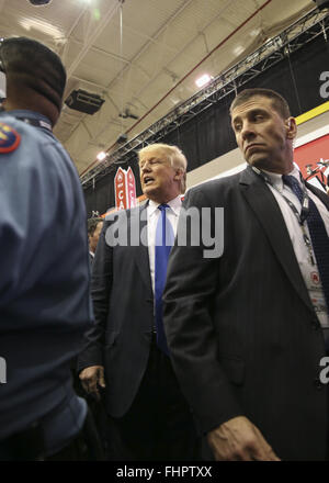 Houston, Texas, USA. 25. Februar 2016. Republikanische Präsidentschaftskandidat DONALD TRUMP spricht mit Reportern nach dem Abschluss des CNN republikanische Präsidentschafts-Debatte an der University of Houston. Bildnachweis: Scott W. Coleman/ZUMA Draht/Alamy Live-Nachrichten Stockfoto