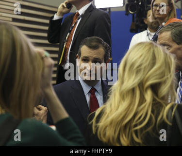 Houston, Texas, USA. 25. Februar 2016. Republikanische Präsidentschaftskandidat TED CRUZ spricht mit Reportern nach dem Abschluss des CNN republikanische Präsidentschafts-Debatte an der University of Houston. Bildnachweis: Scott W. Coleman/ZUMA Draht/Alamy Live-Nachrichten Stockfoto