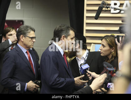 Houston, Texas, USA. 25. Februar 2016. Republikanische Präsidentschaftskandidat TED CRUZ, im Bild mit ehemaligen texanischen Gouverneur Rick Perry, spricht mit Reportern nach dem Abschluss des CNN republikanische Präsidentschafts-Debatte an der University of Houston. Bildnachweis: Scott W. Coleman/ZUMA Draht/Alamy Live-Nachrichten Stockfoto