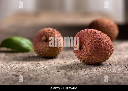 Litschi auf einem Holztisch. Lichi Closeup. Selektiven Fokus. Stockfoto