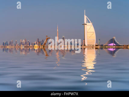 Skyline von Dubai Waterfront mit Burj al Arab Hotel in Vereinigte Arabische Emirate