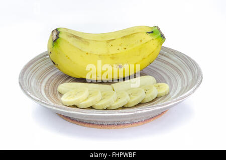 Banane mit Scheiben auf Teller Teller vor weißem Hintergrund. Stockfoto