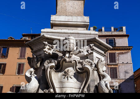 Detailansicht der Skulpturen von Leonardo Sormani des Brunnens am Piazza Della Rotonda in Rom hautnah. Stockfoto