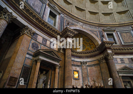 Innenansicht des Pantheons erbaute historische Tempel der Roma 125 AC am Piazza Della Rotonda. Stockfoto