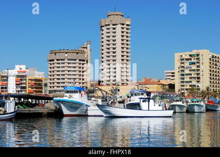 Traditionelle Fischerboote und Fischkutter in den Hafen von Fuengirola, Provinz Malaga, Andalusien, Spanien, Westeuropa. Stockfoto