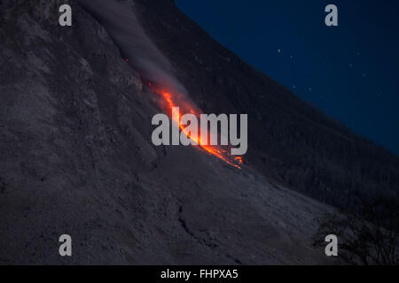 Sumatra, Indonesien. 25. Februar 2016. (Foto aufgenommen am 25. Februar 2016 zeigt Lava und Asche stieg von Mount Sinabung während einer Eruption in Karo, Nord-Sumatra, Indonesien. Behörden haben wiederholt aufgefordert Anwohner weiterhin geduldig im Umgang mit den Auswirkungen der Sinabung Eruptionen, die einige Experten vorausgesagt haben um weitere fünf Jahre fortsetzen wird. (Xinhua/YT Haryanto) Bildnachweis: Xinhua/Alamy Live-Nachrichten Stockfoto