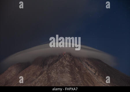 Sumatra, Indonesien. 25. Februar 2016. (Foto aufgenommen am 25. Februar 2016 zeigt Asche stieg von Mount Sinabung während einer Eruption in Karo, Nord-Sumatra, Indonesien. Behörden haben wiederholt aufgefordert Anwohner weiterhin geduldig im Umgang mit den Auswirkungen der Sinabung Eruptionen, die einige Experten vorausgesagt haben um weitere fünf Jahre fortsetzen wird. (Xinhua/YT Haryanto) Bildnachweis: Xinhua/Alamy Live-Nachrichten Stockfoto