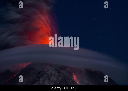 Sumatra, Indonesien. 25. Februar 2016. (Foto aufgenommen am 25. Februar 2016 zeigt Lava und Asche stieg von Mount Sinabung während einer Eruption in Karo, Nord-Sumatra, Indonesien. Behörden haben wiederholt aufgefordert Anwohner weiterhin geduldig im Umgang mit den Auswirkungen der Sinabung Eruptionen, die einige Experten vorausgesagt haben um weitere fünf Jahre fortsetzen wird. (Xinhua/YT Haryanto) Bildnachweis: Xinhua/Alamy Live-Nachrichten Stockfoto