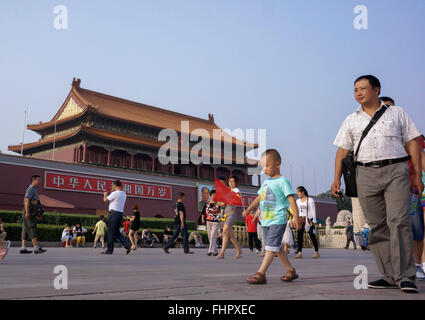 Touristen zu Fuß vor dem Tiananmen-Platz Stockfoto