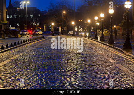 Viktorianischen Straßenlampen in William Brown St Liverpool in einer nassen Nacht Stockfoto