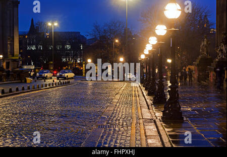 Viktorianischen Straßenlampen in William Brown St Liverpool in einer nassen Nacht Stockfoto