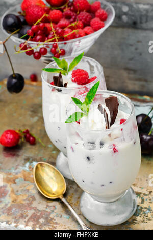 Eiskrem mit Erdbeeren, Johannisbeeren und Himbeeren im Glas Stockfoto