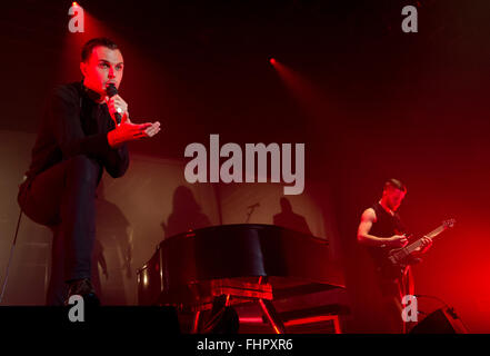 Prag, Tschechische Republik. 25. Februar 2016. Sänger Theo Hutchcraft (links) und Pianist und Gitarre Spieler Adam Anderson (rechts) vom britischen Synthie-Pop Duo Hurts führen in Prag, Tschechische Republik, 25. Februar 2016. Bildnachweis: Vit Simanek/CTK Foto/Alamy Live-Nachrichten Stockfoto