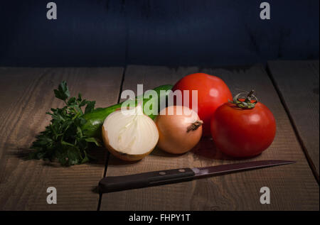 Gemüse sind auf dem alten Holztisch Stockfoto