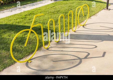 Fahrradweg im Herbst. Fahrrad-Symbol auf asphalt Stockfoto