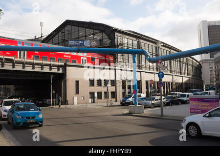 BERLIN, Februar 24: Ein Regionalzug erreicht der Friedrichstraße in Berlin am 24. Februar 2016 Bahnhof Stockfoto