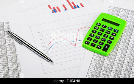 Rechner und Stift zum Finanzbericht mit Diagramm Stockfoto
