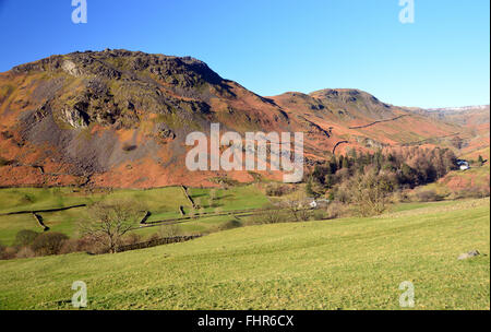 Helm Crag & Gibson Knott von der Wainwrights Coast zum Coast Path über der Mill Bridge im Grasmere Valley im Lake District National Park Cumbria UK Stockfoto