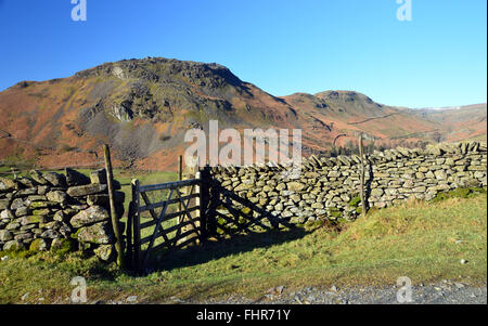 Ruder Crag & Gibson Knott aus Wainwrights Coast to Coast Weg oberhalb der Spreuerbrücke in Grasmere Tal Stockfoto