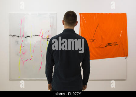 London, UK. 25. Februar 2016. Fold-Galerie öffnet die Einzelausstellung CMYK des deutschen Künstlers Michaela Zimmer. Die Ausstellung läuft vom 25 Februar bis 26. März 2016. Stockfoto