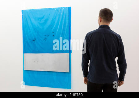 London, UK. 25. Februar 2016. Fold-Galerie öffnet die Einzelausstellung CMYK des deutschen Künstlers Michaela Zimmer. Die Ausstellung läuft vom 25 Februar bis 26. März 2016. Stockfoto