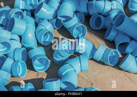 Sanitär-Armaturen auf dem Boden. Stockfoto