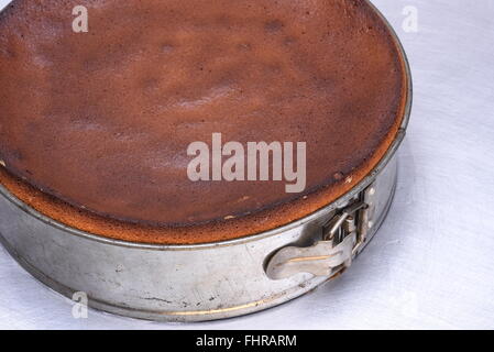 Nahaufnahme von Metall Springform mit frischen Kuchen Stockfoto