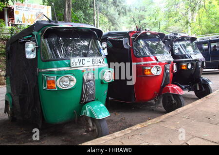 Auto-Rikschas, auch bekannt als Tuk-Tuks, sind außerhalb des Tempels der Zahntempel (Sri Dalada Maligawa) in Kandy geparkt. Stockfoto