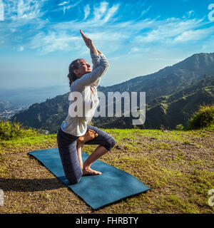 Junge Frau tut fortgeschrittene Yoga asana Stockfoto