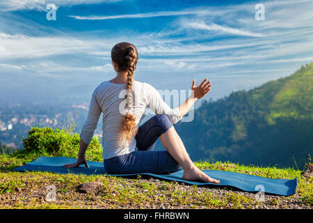 Frau Praktiken Yoga Asana Marichyasana Stockfoto