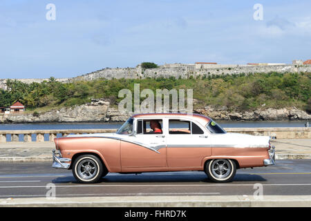 Havanna, Kuba - 27. Januar 2016: Person, die fährt seinen Oldtimer am Malecon in Havanna auf Kuba Stockfoto