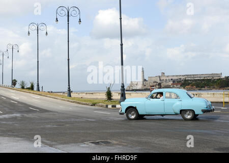 Havanna, Kuba - 27. Januar 2016: Person, die fährt seinen Oldtimer am Malecon in Havanna auf Kuba Stockfoto