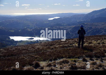 Lone Lady auf der Suche nach unten in Richtung Grasmere von der Oberseite des Sitzes Sandale im Lake District Stockfoto