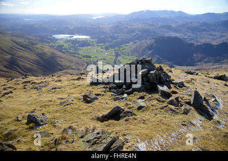 Auf der Suche nach unten in Richtung Grasmere ein Haufen Steine auf Sitz Sandale im Lake District Stockfoto