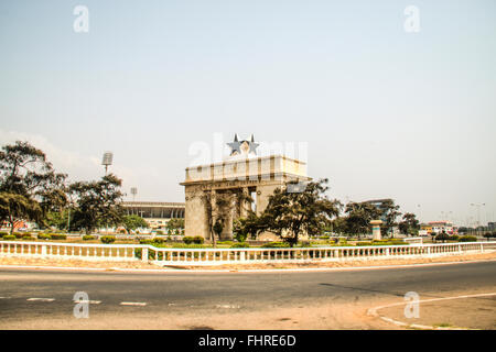 Die Unabhängigkeit Bogen der Unabhängigkeit Quadrat von Accra in Ghana. Beschriftet mit den Worten "Freiheit und Gerechtigkeit, AD 1957" Stockfoto