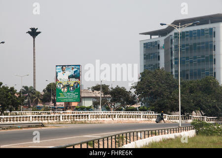 ACCRA, GHANA - Januar 2016: Streetview in Accra in Ghana mit ein großes Plakat für die Kirche Stockfoto