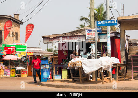 ACCRA, GHANA - Januar 2016: Kleinen Laden mit Brot auf Darkuman Av. In Accra, Ghana Stockfoto