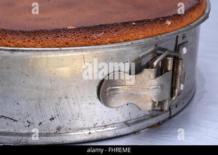 Nahaufnahme von Metall Springform mit frischen Kuchen Stockfoto