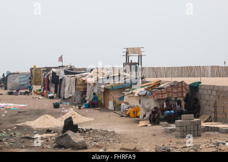 ACCRA, GHANA - Januar 2016: Slums am Strand in Accra, Ghana am Golf von Guinea Stockfoto