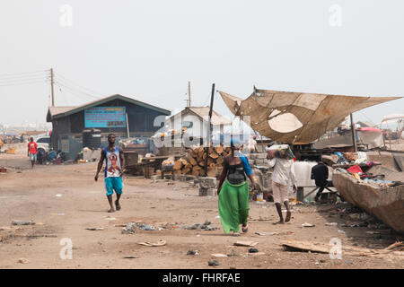 ACCRA, GHANA - Januar 2016: Passanten auf der Straße in das Fischerdorf Jamestown in Accra, Ghana Stockfoto