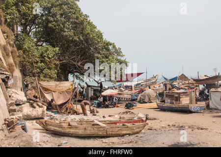ACCRA, GHANA - Januar 2016: Fischerboote am Ufer von Jamestown, Accra, Ghana Stockfoto