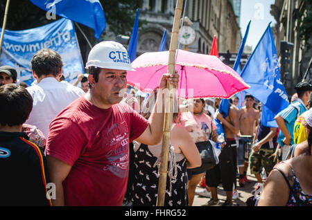 Buenos Aires, Argentinien. 24. Februar 2016. Nationalen Stike durch Vereinigung von Staatsbediensteten in Argentinien genannt.  Nationalen Stike durch Vereinigung von Staatsbediensteten in Argentinien genannt. Die Achse der Forderungen war die Einstellung der Entlassungen im staatlichen Stellen Fragen. Sofortige Wiedereinstellung der entlassenen und nicht die Kriminalisierung des sozialen Protests. -Matias Izaguirre/Le Pictorium Credit: Christian Sauvan-Magnet/Alamy Live-Nachrichten Stockfoto