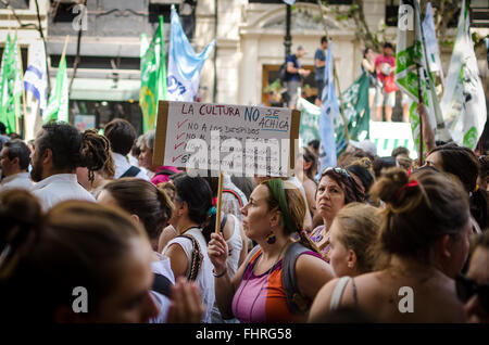 Buenos Aires, Argentinien. 24. Februar 2016. Nationalen Stike durch Vereinigung von Staatsbediensteten in Argentinien genannt.  Nationalen Stike durch Vereinigung von Staatsbediensteten in Argentinien genannt. Die Achse der Forderungen war die Einstellung der Entlassungen im staatlichen Stellen Fragen. Sofortige Wiedereinstellung der entlassenen und nicht die Kriminalisierung des sozialen Protests. -Matias Izaguirre/Le Pictorium Credit: Christian Sauvan-Magnet/Alamy Live-Nachrichten Stockfoto