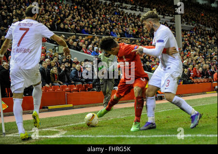 Liverpool, Vereinigtes Königreich. 25. Februar 2016. Stadion Anfield Road, Liverpool, England, 25. Februar 2016, Europa League, Ko-Krawatte, für redaktionelle Verwendung nur von links, Halil Altintop (FC Augsburg) 7 Roberto Firmino (Liverpool FC) 11 Konstantinos Stafylidis (FC Augsburg) 3 Credit: Burghard Schreyer/Alamy Live News Stockfoto