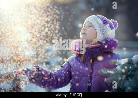 Das Kind fängt die Schnee-Hände Stockfoto