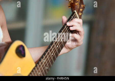 Junge Mädchen Hände Gitarre spielen Stockfoto